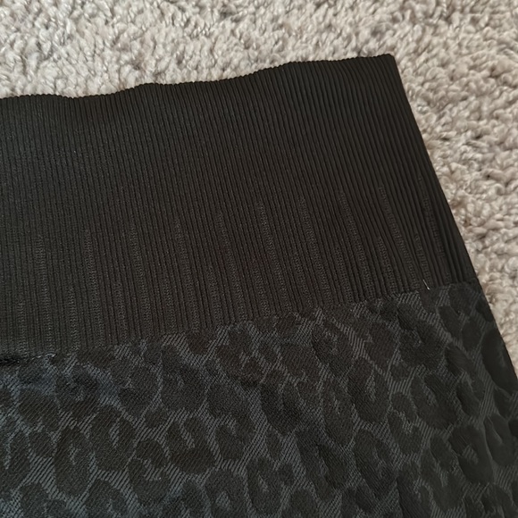 Black sleek leopard NikiBiki leggings OS 2-12 NWT workout athleisure yoga cycle - Picture 4 of 7